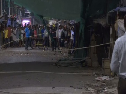 under construction building collapses in Mumbai's Dharavi and Ahmednagar | महाराष्ट्र के अहमदनगर में निर्माणाधीन मकान की दीवार गिरी, तीन मजदूरों की मौत