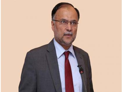Pakistan interior minister Ahsan Iqbal shot and wounded at political rally | पाकिस्तान के गृहमंत्री अहसन इकबाल को मारी गोली, हालत खतरे से बाहर Pakistan interior minister Ahsan Iqbal shot and wounded at political rally | पाकिस्तान के गृहमंत्री अहसन इकबाल को मारी गोली, हालत खतरे से बाहर