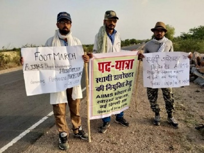 aiims medical student foot march to delhi from bhopal demands permanent director | 'बीमार' है AIIMS भोपाल, 'इलाज' के लिए 800 KM पदयात्रा कर दिल्ली आ रहे हैं तीन मेडिकल छात्र