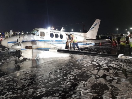 Mumbai Air Ambulance emergency belly landing after gear fails | नागपुर में टेकऑफ के दौरान गिरा एयर एंबुलेंस का पहिया, फिर मुंबई में कराई गई पेट के बल हैरतअंगेज लैंडिंग