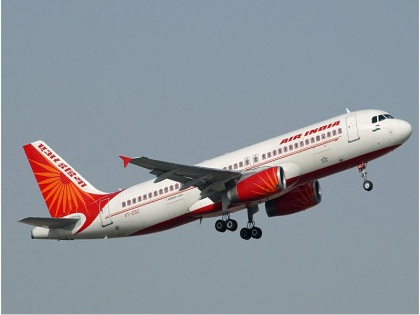 An Air India air hostess fell off a Mumbai-Delhi flight this morning while boarding the aircraft at Mumbai airport | दरवाजा बंद करते समय फ्लाइट से गिरी एयर इंडिया की एयर होस्टेस, हालत गंभीर