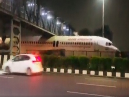 Viral video scrapped Air India plane stuck under foot overbridge near Delhi Airport | ये क्या! दिल्ली एयरपोर्ट के पास ओवरब्रिज के नीचे फंस गया एयर इंडिया का विमान, वीडियो वायरल, जानें क्या है माजरा