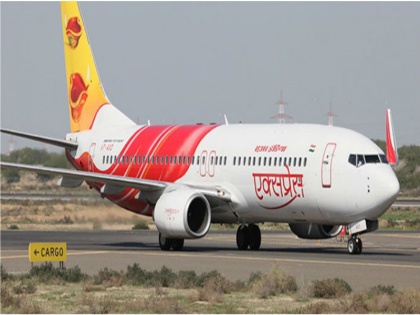 Air India Express flight overshoots runway at Mumbai airport | मुंबई एयरपोर्ट पर बड़ा हादसा टला, एयर इंडिया एक्सप्रेस का विमान रनवे से आगे निकला