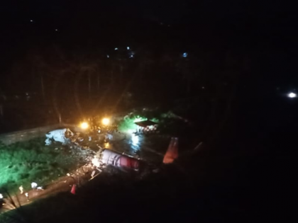 Air India plane crashes at airport in Kerala, aircraft split into two | केरल में एयरपोर्ट पर एयर इंडिया का विमान क्रैश, दो हिस्सों में बंट गया विमान, देखें वीडियो