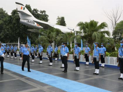 Delhi Air Marshal VR Chaudhari took over command Western Air Command reviewed Guard Honour Parade  | एयर मार्शल वी आर चौधरी ने वायुसेना की पश्चिमी वायु कमान के प्रमुख की जिम्मेदारी सम्भाली, 3,800 घंटे से अधिक उड़ान भरने का अनुभव