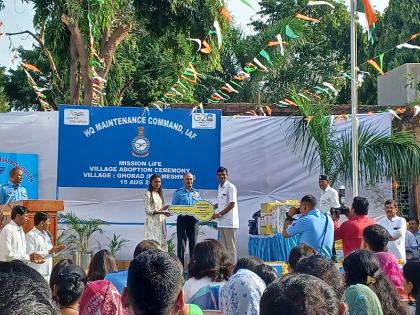 Maharashtra: Air Force took the initiative to change the face of Ghorad village in Nagpur, mobile library made for children | महाराष्ट्र: वायु सेना ने नागपुर के घोराड़ गांव की बदली सूरत, बच्चों के लिए बनाई मोबाइल लाइब्रेरी