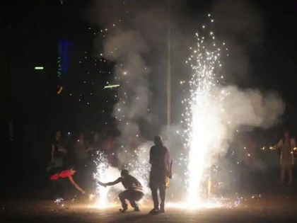Diwali celebrated across Delhi with firecrackers, air quality remains very poor | दिल्ली: दिवाली की रात हवा की गुणवत्ता हुई बेहद खराब, लोगों ने तय समय-सीमा का उल्लंघन कर फोड़े पटाखे