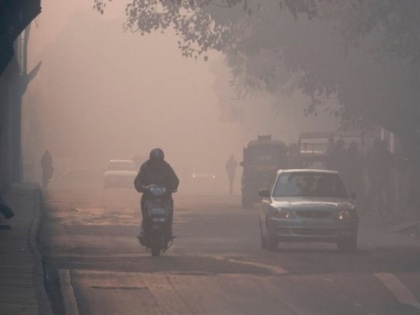 delhi air pollution schools in Noida to start online classes trucks entry ban in Delhi | प्रदूषण की वजह से नोएडा के सभी स्कूलों को ऑनलाइन कक्षाएं आयोजित करने का निर्देश, दिल्ली में ट्रकों के जाने पर रोक