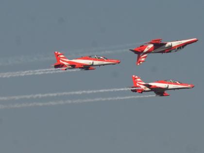 भारतीय वायुसेना की सूर्य किरण और सारंग की टीम ने दिखाए स्टंट, हैरान रह गए देखने वाले, देखें तस्वीरें
