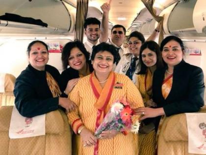 air hostess shares her daughter pilots the plane on her last day of job | एयर होस्टेस मां की रिटायरमेंट उड़ान को पायलट बेटी ने बनाया बेहद खास, खुद उड़ाया विमान