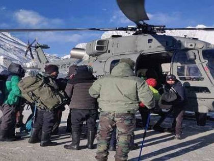 Air Force rescues 107 people stranded during 'Chadar trek' in Ladakh | लद्दाख में ‘चादर ट्रेक’ के दौरान फंसे 107 लोगों को वायुसेना ने बचाया