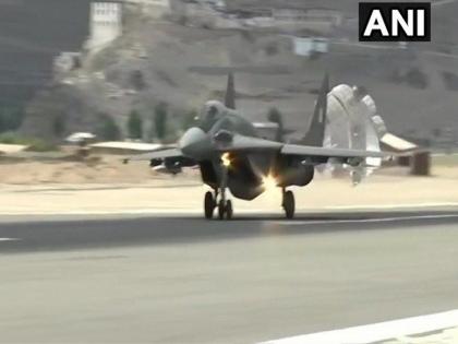 Video: Sukhoi-30 MKI, MiG-29 fighter plane and Apache helicopter operating on India-China border | Video: चीन को संदेश, सुखोई-30 एमकेआई, मिग-29 फाइटर प्लेन और अपाचे हेलिकॉप्टर का भारत-चीन बॉर्डर पर ऑपरेशन Video: Sukhoi-30 MKI, MiG-29 fighter plane and Apache helicopter operating on India-China border | Video: चीन को संदेश, सुखोई-30 एमकेआई, मिग-29 फाइटर प्लेन और अपाचे हेलिकॉप्टर का भारत-चीन बॉर्डर पर ऑपरेशन