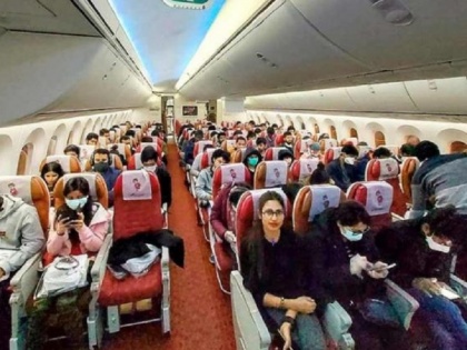 Jyotiraditya Scindia advice keeping in mind the interests of passengers said Airlines need to self-regulate air fares | ज्योतिरादित्य सिंधिया ने यात्रियों के हितों को ध्यान में रखते हुए सलाह दी, बोले- "एयरलाइंस को हवाई किराए पर स्व-नियमन करने की जरूरत"