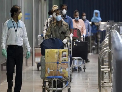 Ahmedabad Airport Gujarat Cop arrives late, slaps airline staff for not issuing boarding pass | एयरलाइन स्टाफ को जड़ा पुलिसकर्मी ने थप्पड़, बोर्डिंग पास नहीं देने को लेकर हंगामा, जानिए पूरा मामला