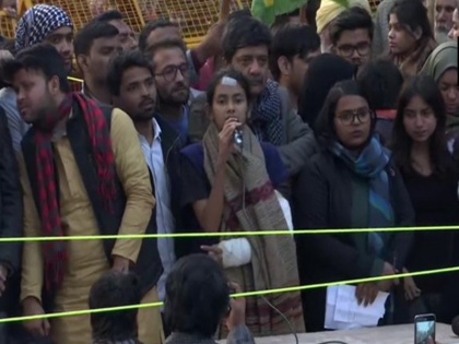 JNUSU president Aishe Ghose outside Jamia Millia Islamia: we can not forgot kashmir | JNUSU अध्यक्ष आइशी घोष का जामिया के बाहर प्रदर्शन, कहा- कश्मीर को नहीं भूल सकते, सरकार ने वहीं से संविधान छीनना शुरू किया