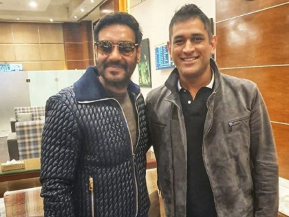 ajay devgn share photo with ms dhoni and write, Cricket and Films, the uniting religion of our country | अजय देवगन ने शेयर की MS Dhoni के साथ फोटो, लिखा- देश के धर्मों को करते हैं एकजुट