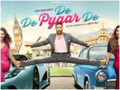 de de pyaar de first look ajay devgn tabu starter film | De De Pyaar De First Look: अजय देवगन, तब्बू और रकुल प्रीत सिंह स्टारर फिल्म का पोस्टर रिलीज, इस दिन रिलीज होगी फिल्म