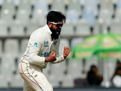 IND Vs NZ Ajaz Patel records 14-225 best bowling figures against India in Test | IND Vs NZ: इंग्लैंज के दिग्गज खिलाड़ी से आगे निकले मुंबई में जन्मे न्यूजीलैंड के स्पिनर, वानखेड़े में चल गया जादू
