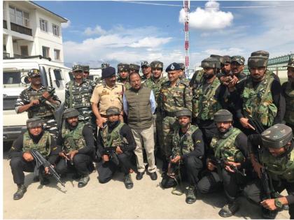 Jammu Kashmir: Advisor Ajit Doval meets security personnel and interacts with locals in Shopian | अनुच्छेद 370 हटाए जाने के बाद NSA अजीत डोभाल ने शोपियां में सुरक्षबलों और कश्मीरियों से की मुलाकात 