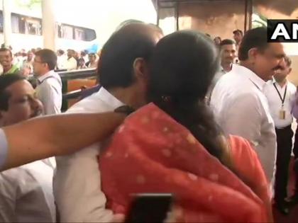 supriya sule and ncp leader ajit pawar hugs in front of vidhan sabha | महाराष्ट्र: NCP नेता अजित पवार और सुप्रिया सुले विधानसभा पहुंचकर आपस में गले मिले, आज विधायकों को दिलाई जाएगी शपथ