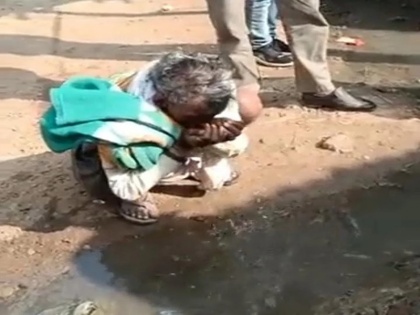 news madhya pradesh how a vidisha man drink drain water to win 2000 cash bet video went viral | केवल 2000 रुपए की शर्त के लिए शख्स ने पी लिया नाली का पानी, देखें Viral Video में पन्नालाल ने कैसे जीती बाजी