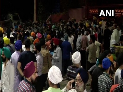 Delhi Auto driver assault: Akali MLA Manjinder Singh Sirsa Manhandled By Mob Protesting | ड्राइवर पिटाई मामला: मुखर्जी नगर थाने के पास बवाल, प्रदर्शनकारियों ने की विधायक मनजिंदर सिंह सिरसा से हाथापाई