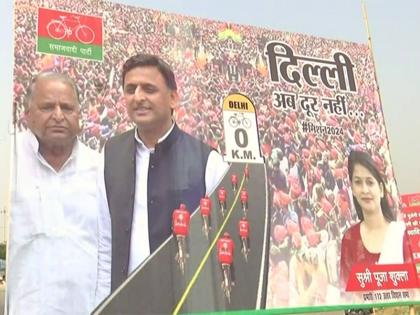 Lok Sabha Elections 2024: Samajwadi Party announces, 'Now Delhi is not far' posters put up in support of Akhilesh Yadav | Lok Sabha Elections 2024: समाजवादी पार्टी ने की चुनावी समर की मुनादी, अखिलेश यादव के समर्थन में लगा 'अब दिल्ली दूर नहीं' का पोस्टर