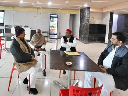 Akhilesh Yadav refused to drink tea at police headquarters Manish Agarwal arrested | 'हम यहां की चाय नहीं पिएंगे, जहर दे दोगे तब क्या होगा?', मनीष अग्रवाल की गिरफ्तारी के बाद पुलिस मुख्यालय में अखिलेश यादव, देखें