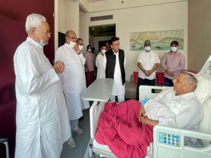 Nitish Kumar met Mulayam Singh Yadav, hospitalized for opposition unity, Akhilesh Yadav was also present | नीतीश कुमार विपक्षी एकता के लिए पहुंचे अस्पताल, मुलायम सिंह यादव से की मुलाकात, अखिलेश यादव भी थे मौजूद