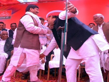 SP chief Akhilesh Yadav meet uncle Shivpal Singh Yadav his home hopes get big responsibility organization | चाचा शिवपाल सिंह उनके घर जाकर मिले सपा प्रमुख अखिलेश यादव, संगठन में बड़ी जिम्मेदारी मिलने की संभावना, जानें पूरा मामला