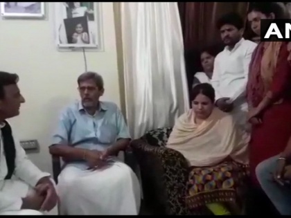Vivek Tiwari death case: SP party President Akhilesh Yadav met family of Vivek Tiwari at Lucknow | विवेक तिवारी के परिवार और पत्नी से मिले अखिलेश यादव, किया हर संभव मदद का वादा