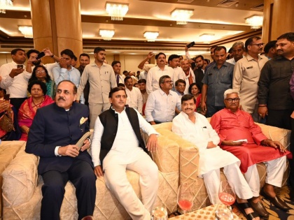 Lucknow Akhilesh yadav and Shivpal Yadav meet wedding ceremony sat together but did not talk SP chief shared picture | लखनऊः शादी समारोह में मिले अखिलेश और शिवपाल यादव, साथ बैठे लेकिन बात नहीं, सपा प्रमुख ने शेयर की तस्वीर