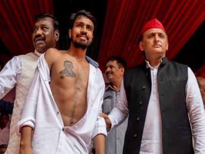 SP worker got Akhilesh Yadav tattoo on his chest SP chief said I am proud of it | शख्स ने सीने पर अखिलेश यादव का बनवाया टैटू, सपा प्रमुख ने कहा- मुझे ऐसे कार्यकर्ताओं पर नाज है, लोगों ने की खिंचाई