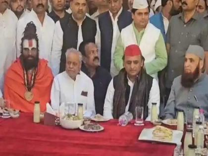 UP: SP chief Akhilesh Yadav attended the Iftar party of party spokesperson Fakhrul Hasan Chand | UP: सपा मुखिया अखिलेश यादव पार्टी प्रवक्ता फखरुल हसन चांद की इफ्तार पार्टी में हुए शामिल