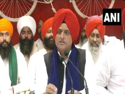 Akhilesh Yadav dons a new look in turban, slams EC over 'vote chori' | Video | अखिलेश यादव ने पगड़ी पहनकर नया लुक अपनाया, 'वोट चोरी' को लेकर चुनाव आयोग पर निशाना साधा | Video