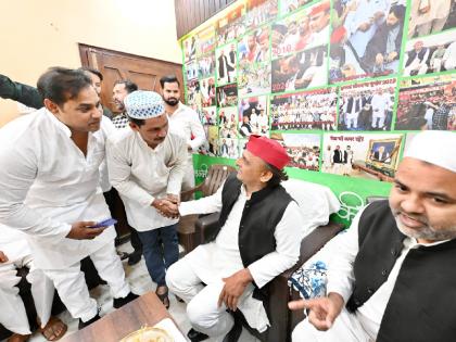 Eid 2025 Akhilesh Yadav convoy going to celebrate Eid was stopped SP chief said I have never seen anything like this is there an emergency | Eid 2025: ईद मनाने जा रहे अखिलेश यादव का काफिला रोका गया! सपा प्रमुख बोले- 'ऐसा कभी नहीं देखा, क्या आपातकाल है?' Eid 2025 Akhilesh Yadav convoy going to celebrate Eid was stopped SP chief said I have never seen anything like this is there an emergency | Eid 2025: ईद मनाने जा रहे अखिलेश यादव का काफिला रोका गया! सपा प्रमुख बोले- 'ऐसा कभी नहीं देखा, क्या आपातकाल है?'