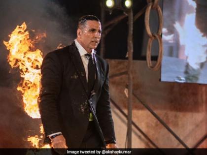 akshay kumar digital debut actor put fire on his clothes | VIDEO:अक्षय कुमार ने खुद को आग लगाकर स्टेज पर मारी एंट्री, अपने ही अंदाज में करने जा रहे हैं डिजिटल डेब्यू akshay kumar digital debut actor put fire on his clothes | VIDEO:अक्षय कुमार ने खुद को आग लगाकर स्टेज पर मारी एंट्री, अपने ही अंदाज में करने जा रहे हैं डिजिटल डेब्यू