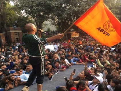 Did Akshay Kumar support ABVP in ongoing JNU row violence here is fact check | क्या JNU विवाद में अक्षय कुमार ने ABVP छात्रों का किया समर्थन, भगवा झंडा लहराते तस्वीर वायरल, जानें क्या है सच