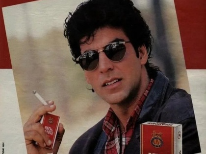 Akshay kumar cigarette ad surfaced after said never promoted tobacco | माफी मांगने के बाद भी घिरे अक्षय कुमार, 'कभी तंबाकू को प्रमोट नहीं किया' के दावे पर सामने आई उनकी सिगरेट ऐड की तस्वीर