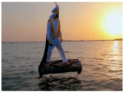 youtuber show aladin and the magic carpet in dubai viral video internet user praises | दुबई की सड़कों पर उतरा 'अलादीन', करतब देख लोग हैरान; वीडियो वायरल