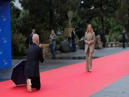 VIDEO: Albanian PM kept the umbrella aside and welcomed Italy's Georgia Meloni by kneeling on the red carpet | VIDEO: अल्बानियाई पीएम ने छाता को रखा एक तरफ रेड कॉरपेट पर घुटनों के बल बैठकर इटली की जॉर्जिया मेलोनी का किया स्वागत VIDEO: Albanian PM kept the umbrella aside and welcomed Italy's Georgia Meloni by kneeling on the red carpet | VIDEO: अल्बानियाई पीएम ने छाता को रखा एक तरफ रेड कॉरपेट पर घुटनों के बल बैठकर इटली की जॉर्जिया मेलोनी का किया स्वागत