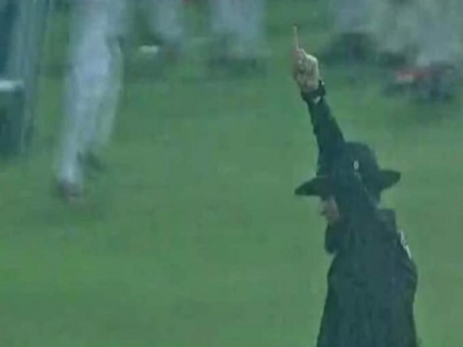 watch umpire aleem dar wins heart in sri lanka vs england odi by professionalism | वीडियो: अलीम डार के जज्बे ने जीता क्रिकेट फैंस का दिल, बारिश के बावजूद फैसला देकर मैदान से निकले बाहर