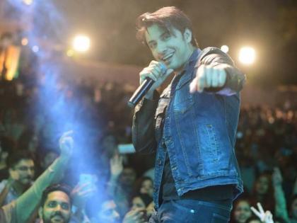 Ali Zafar slams Javed Akhtar’s Mumbai terror attacks comments | मुंबई हमले पर जावेद अख्तर के बयान की अली जफर ने की आलोचना, कहा- कोई पाकिस्तानी अपने देश के खिलाफ किसी बयान की सराहना नहीं करेगा