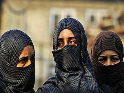 Girls wearing hijab demonstrated fiercely in Aligarh University, mother of girl students - this is our freedom, it should not be taken away from us | हिजाब विवाद: अलीगढ़ यूनिवर्सिटी में हुआ जमकर प्रदर्शन, छात्राओं की मांग- ये हमारी आजादी है, इसे हमसे न छीना जाए
