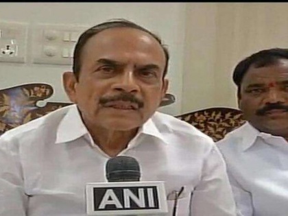 Former Deputy CM of Telangana fainted video surfaced | Mahmood Ali faints: तेलंगाना के पूर्व डिप्टी सीएम हुए बेहोश, वीडियो आया सामने