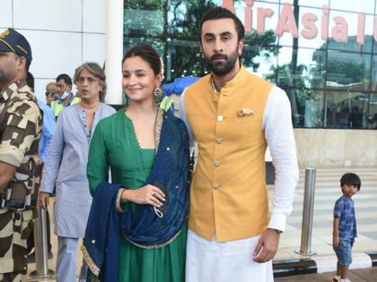 Bajrang Dal workers prevented Ranbir-Alia to entering Ujjain's Mahakal temple police lathi-charged | बजरंग दल के कार्यकर्ताओं ने उज्जैन के महाकाल मंदिर में रणबीर-आलिया को प्रवेश करने से रोका, पुलिस के किया लाठीचार्ज