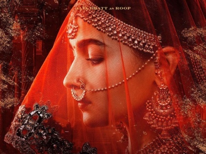alia bhatt kalank look revel her name is roop in the film | आते ही छा गया आलिया भट्ट का 'कलंक' रूप, जोया अख्तर और मलाइका अरोड़ा ने भी की तारीफ