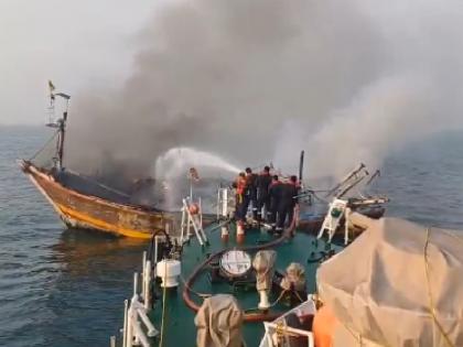 Fishing boat carrying 18 sailors catches fire off Alibag coast video | Mumbai Boat Fire: अलीबाग में बीच समुद्र में लगी आग, दर्जन भर से ज्यादा लोग सवार; वीडियो आया सामने