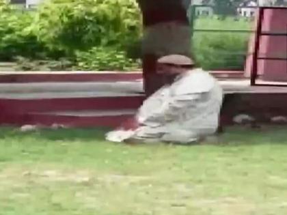 Professor read Namaz college garden Aligarh Bharatiya Janata Yuva Morcha students objected Shree Varshney Degree College video | Video: कॉलेज के बगीचे में नमाज अदा करना पड़ गया अलीगढ़ के प्रोफेसर को भारी, वीडियो वायरल होने पर भारतीय जनता युवा मोर्चा ने जताई आपत्ति, लिया गया यह एक्शन
