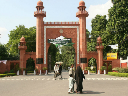 Aligarh College Right-wing Leaders demand to ban on Burqas, Skull Caps college | अलीगढ़ के हिन्दू नेताओं ने कॉलेज में बुर्का व टोपी पर प्रतिबंध लगाने की मांग कहा- अगर नहीं हुआ बैन तो हम पहनेंगे भगवा कपड़े